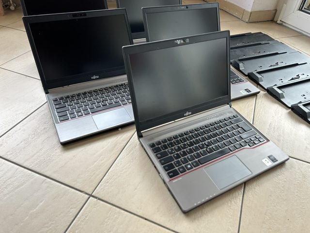 Fujitsu LIFEBOOK laptops with docking stations
