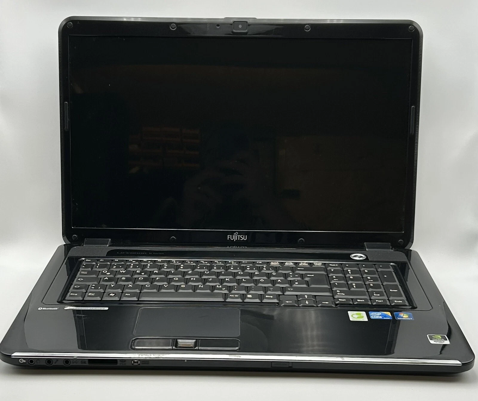 Fujitsu Lifebook NH570 18,4" Laptop Windows 11 Pro